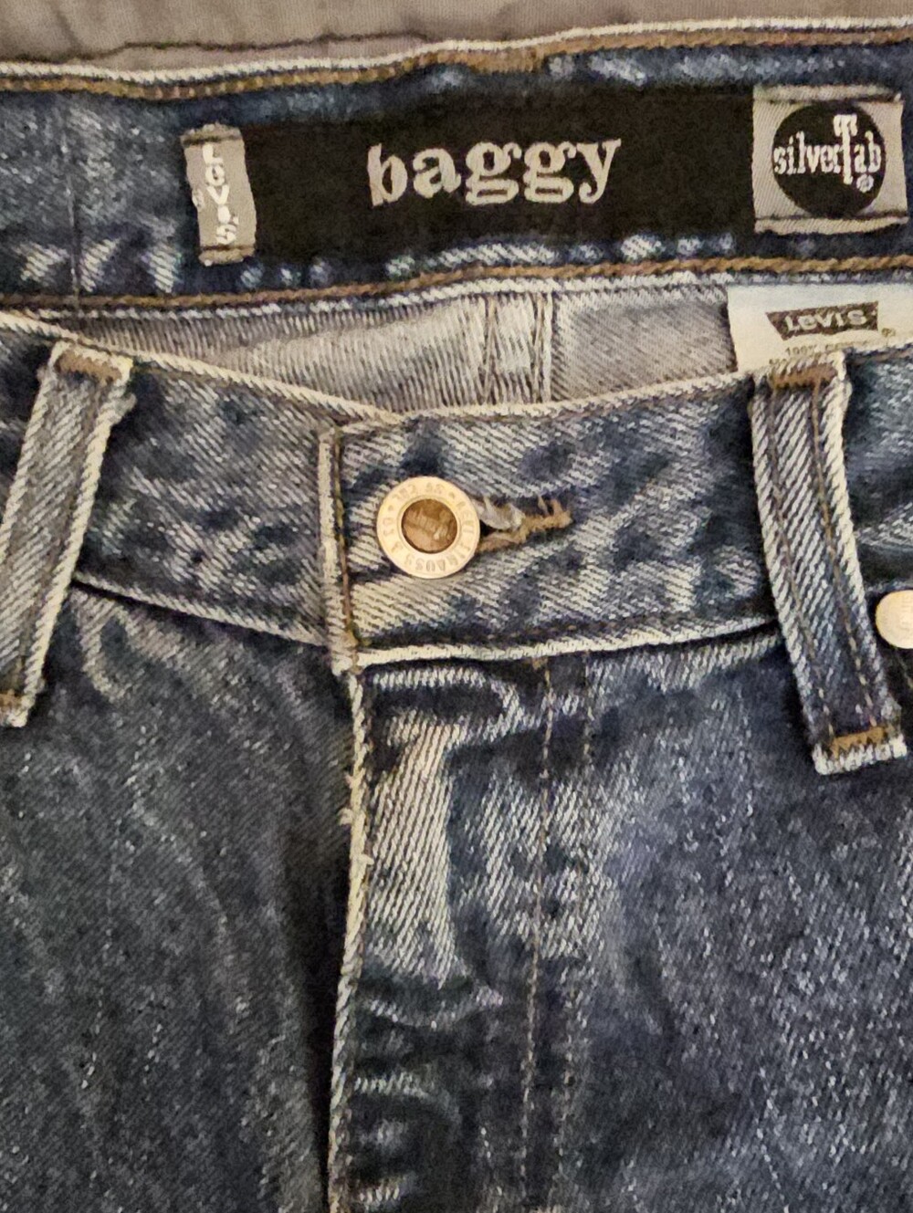 VINTAGE 1999 LEVI’S SILVERTAB BAGGY JEANS SIZE 31X32 Y2K SKATE